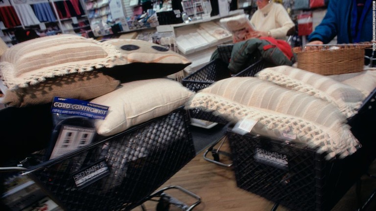 カートの商品を調べる買い物客＝１９９４年１月、米ニューヨーク市/Mark Peterson/Corbis/Getty Images