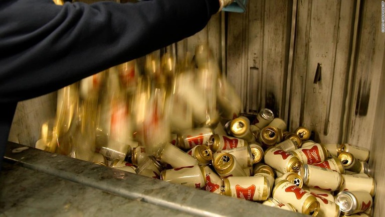 ベルギー税関が米国産のビール「ミラー・ハイライフ」２３５２缶を廃棄処分にした/Comite Champagne/AP