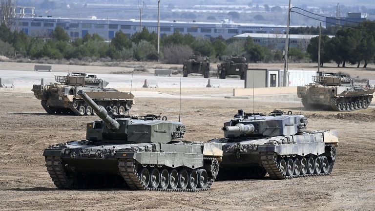 ウクライナ軍兵士が戦車「レオパルト２」の訓練を受ける＝３月１３日、スペイン・サラゴサ/Oscar del Pozo/AFP/Getty Images