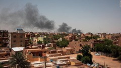 外国人が次々に退避、スーダン国民の窮状は深まる