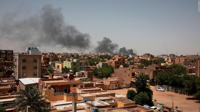 スーダン首都ハルツームから立ち上る黒煙。停戦が破られ、国軍とＲＳＦの戦いが再開した/Marwan Ali/AP