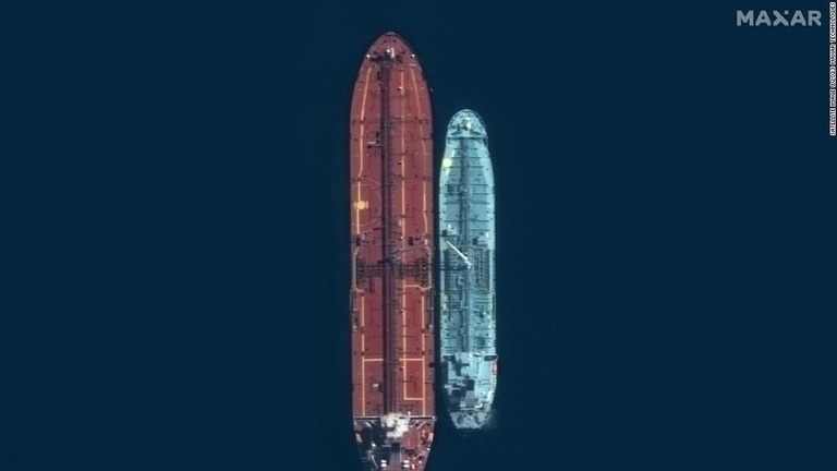 ロシア産燃料油を船舶間で移し替える様子を捉えた衛星画像/Satellite image ©2023 Maxar Technologies