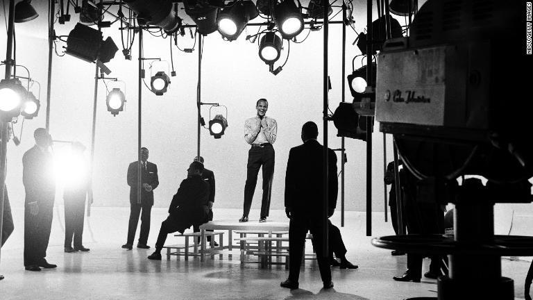ラジオシリーズ「ベル・テレフォン・アワー」を収録する現場のベラフォンテさん＝１９５８年/NBCU/Getty Images