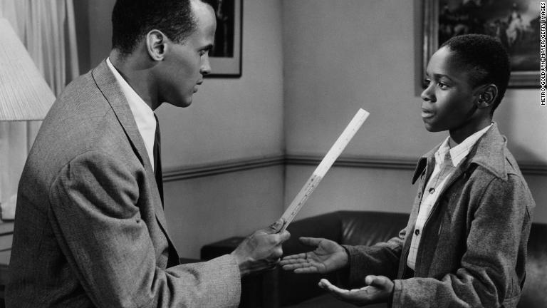 １９５２年の映画「Ｓｅｅ　Ｈｏｗ　Ｔｈｅｙ　Ｒｕｎ」のシーンで校長を演じたハリー・ベラフォンテさん（左）/Metro-Goldwyn-Mayer/Getty Images