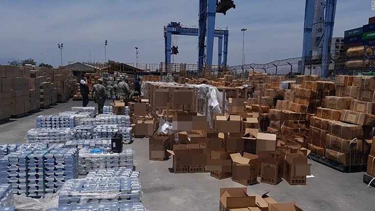 ボトルに入った約８６４０キロのメタンフェタミンが押収された＝２４日、メキシコ西岸のマンサニージョ港/SEMAR