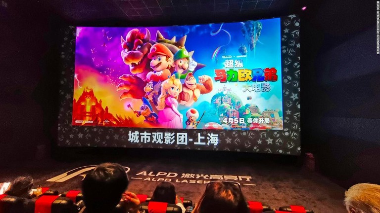 映画「ザ・スーパーマリオブラザーズ・ムービー」を鑑賞する客＝５日、中国・上海の映画館/CFOTO/Future Publishing/Getty Images