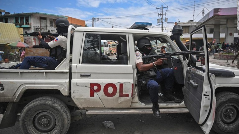 周辺地域をパトロールする警察官＝２５日、ハイチ首都ポルトープランス/Richard Pierrin/AFP/Getty Images