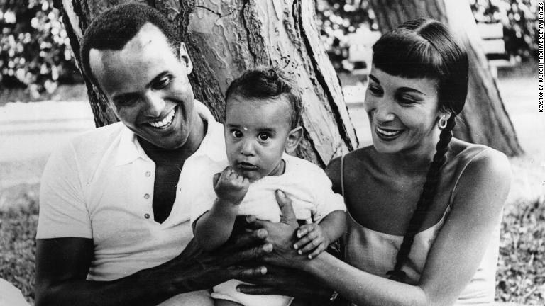 妻のジュリーさんと生後９カ月の息子デービッドくんと一緒に休暇を過ごすベラフォンテさん＝１９５８年、イタリアのジェノバ近郊/Keystone/Hulton Archive/Getty Images