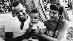 妻のジュリーさんと生後９カ月の息子デービッドくんと一緒に休暇を過ごすベラフォンテさん＝１９５８年、イタリアのジェノバ近郊