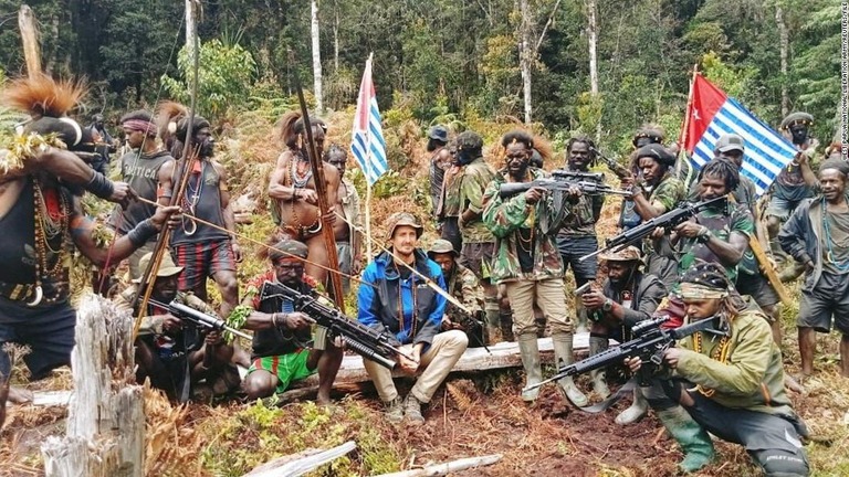 武装勢力のメンバーに囲まれたニュージーランド人のフィリップ・メーテンズ氏＝３月/West Papua National Liberation Army/Reuters/FILE