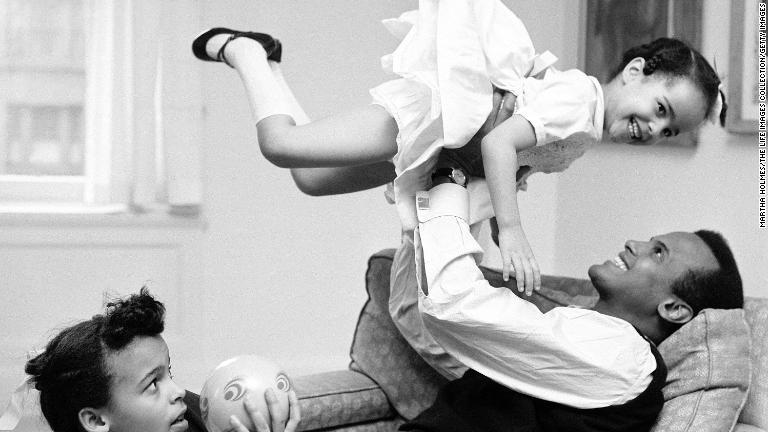 娘のエイドリアンさん（左）とシャリさんと遊ぶベラフォンテさん＝１９５９年/Martha Holmes/The LIFE Images Collection/Getty Images