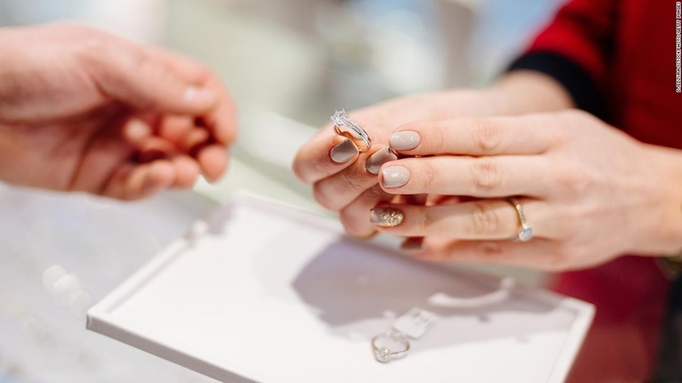 新型コロナウイルスの流行を抑止するために行われたロックダウン（都市封鎖）の影響で米国内の婚約指輪の売り上げが低迷している/djedzura/iStockphoto/Getty Images
