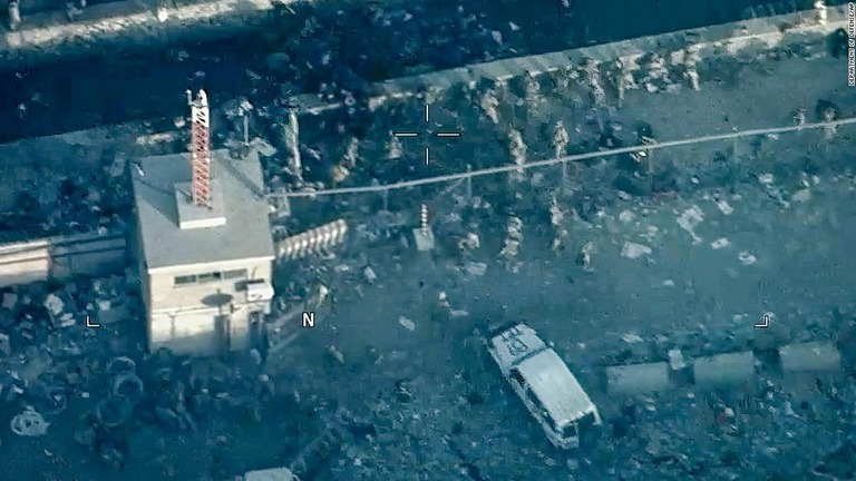 米国防総省が公開した映像。自爆テロの現場に到着した米海兵隊が映っている＝２０２１年８月２６日、アフガニスタン・カブールの国際空港付近/Department of Defense/AP