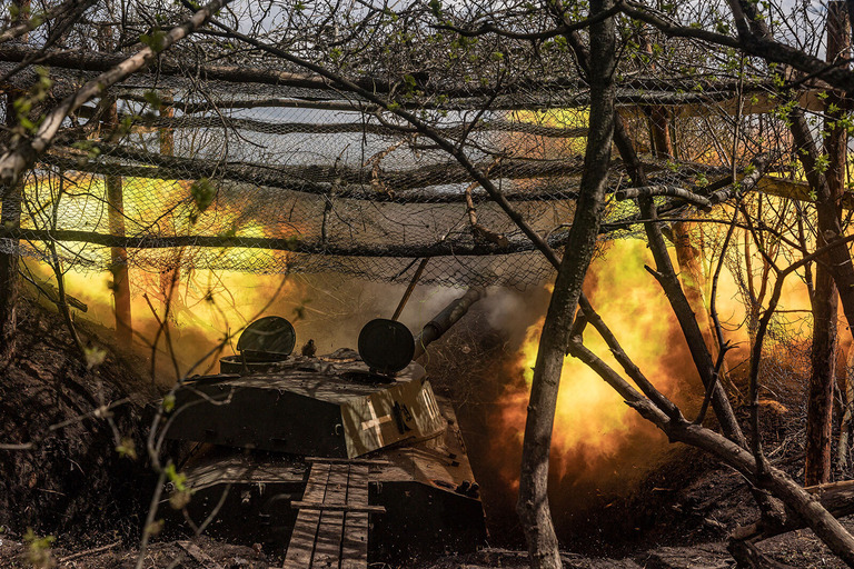 バフムートの方向へ砲撃するウクライナ兵＝２４日、ウクライナ東部ドネツク州/Diego Herrera Carcedo/Anadolu Agency/Getty Images