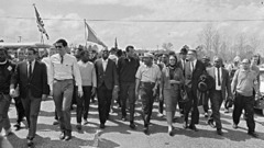 マーティン・ルーサー・キング牧師（中央）と並ぶベラフォンテさん（左隣）＝１９６５年３月２４日、米アラバマ州