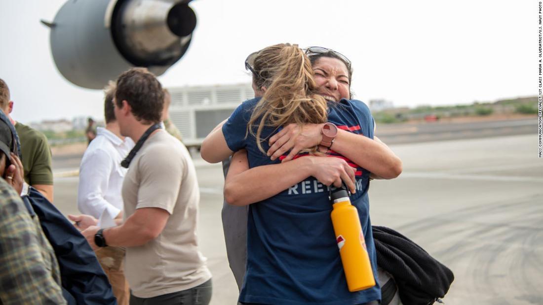 スーダンから退避後、ジブチに到着した米国政府の職員/Mass Communication Specialist 1st Class Maria A. OlveraTrist/U.S. Navy Photo