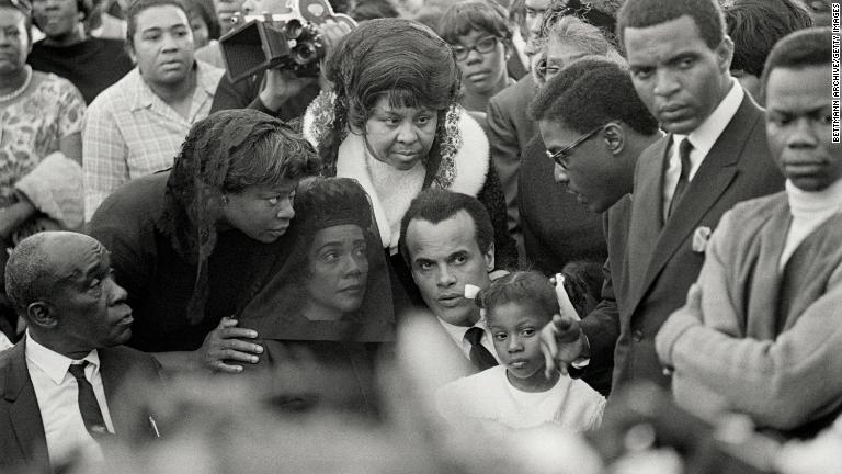 マーティン・ルーサー・キング牧師の葬式でコレッタ・スコット・キング氏の隣に座るベラフォンテさん/Bettmann Archive/Getty Images