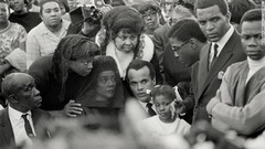 マーティン・ルーサー・キング牧師の葬式でコレッタ・スコット・キング氏の隣に座るベラフォンテさん