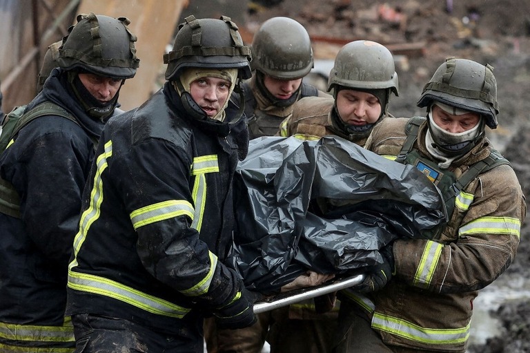 救急隊員が遺体の回収を進める＝２５日、ウクライナ・ハルキウ州クピャンスク/Viktoriia Yakymenko/Reuters