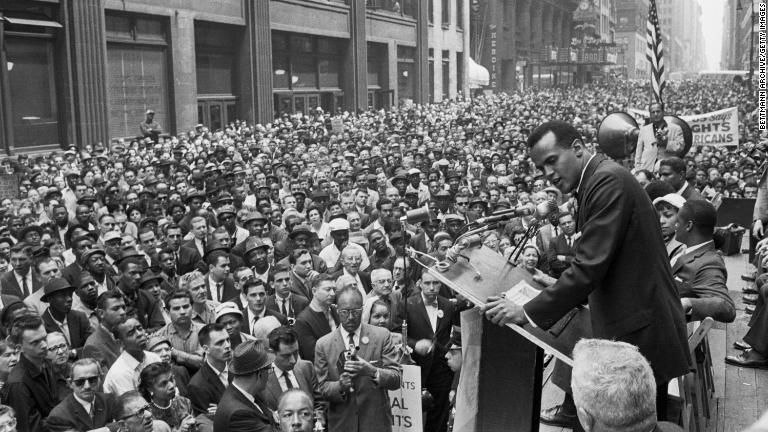 ベラフォンテさんが演説する公民権集会＝１９６０年、米ニューヨーク/Bettmann Archive/Getty Images
