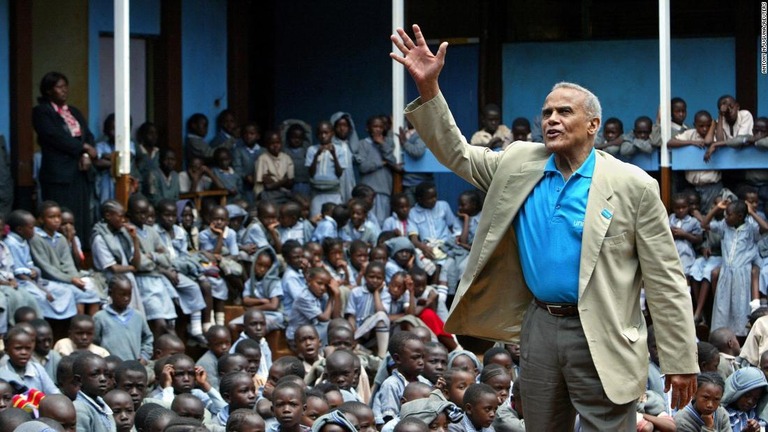 小学校で生徒たちに演説するハリー・ベラフォンテさん＝２００４年、ケニア首都ナイロビ近郊/Antony Njuguna/Reuters