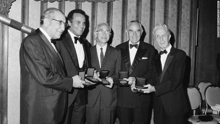 アルベルト・アインシュタイン賞を受賞した際のベラフォンテさん（左から２番目）＝１９７２年/Bettmann Archive/Getty Images