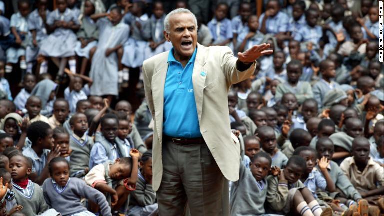 ２００４年、ケニア首都ナイロビ郊外の学生に演説を行うベラフォルテさん。実現しない富裕国の約束に依存せず、自分たちで無料の教育プログラムの資金をねん出すべきだと主張した/Simon Maina/AFP/Getty Images
