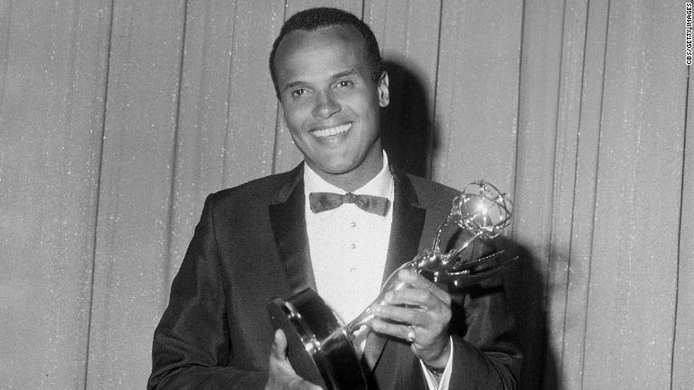 「今宵をベラフォンテと共に」でエミー賞を受賞しトロフィーを手にしたベラフォンテさん＝１９６０年/CBS/Getty Images