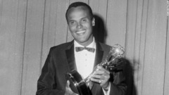 「今宵をベラフォンテと共に」でエミー賞を受賞しトロフィーを手にしたベラフォンテさん＝１９６０年