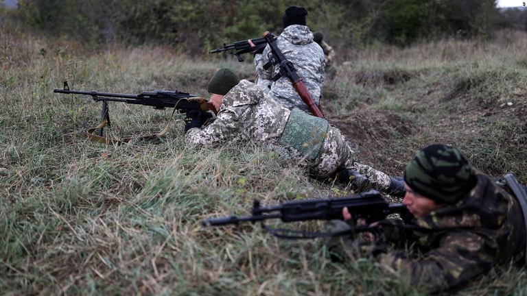 射撃場で軍事訓練を行う新兵＝２０２２年１０月、ロシア南部クラスノダール州/AP