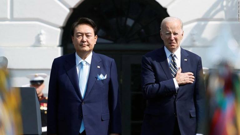 バイデン米大統領（右）と韓国の尹錫悦大統領＝２６日、ホワイトハウス/Jonathan Ernst/Reuters