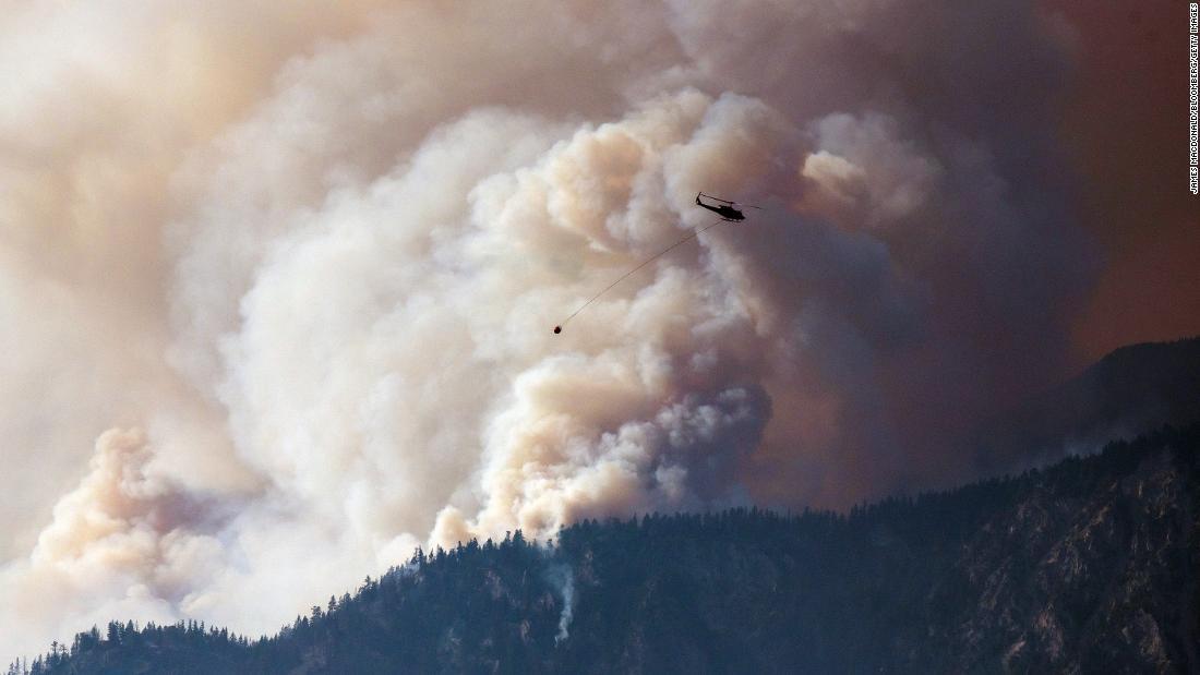 2021年、長引く熱波でカナダ西部では多くの山火事が発生した=2021年7月2日、カナダ・ブリティッシュコロンビア州フレーザー川の峡谷/James MacDonald/Bloomberg/Getty Images