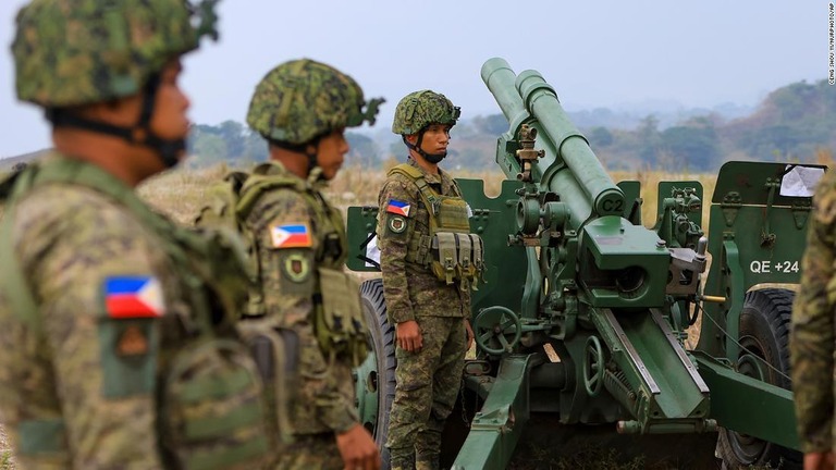 米軍との年次の合同軍事演習「バリカタン」で砲撃の準備を整えるフィリピン軍の兵士ら/Ceng Shou Yi/NurPhoto/AP