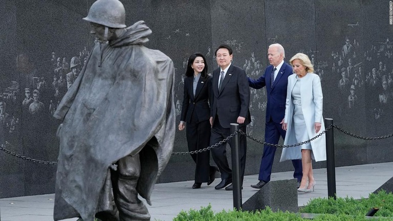 両国首脳夫妻がワシントンにある朝鮮戦争戦没者慰霊碑を訪れる/Susan Walsh/AP