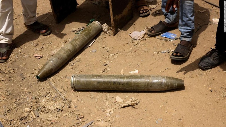 首都ハルツーム北部の地面で見つかる砲弾/Mohamed Nureldin Abdallah/Reuters
