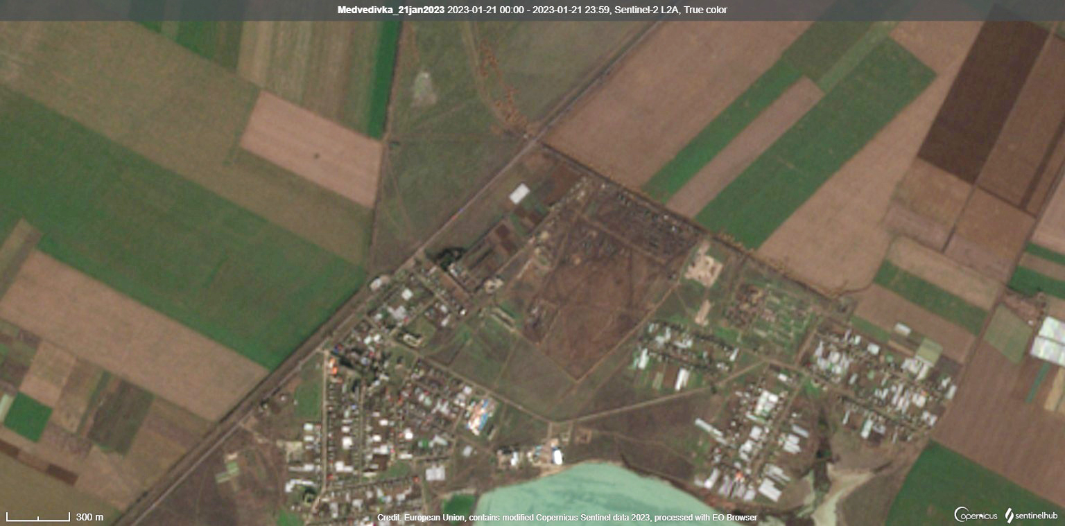 ロシア軍、クリミア北部の基地から装甲車を移動か　衛星画像