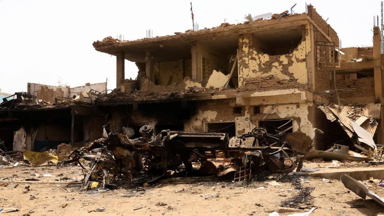 首都ハルツーム北部での国軍と準軍事祖組織との戦闘で破壊された車両と建物/Mohamed Nureldin Abdallah/Reuters
