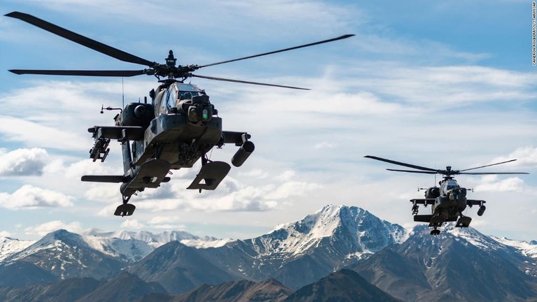アラスカ州山岳上空を飛行する米陸軍攻撃用ヘリ「ＡＨ６４アパッチ」＝２０１９年撮影/Cameron Roxberry/U.S. Army/AP/File