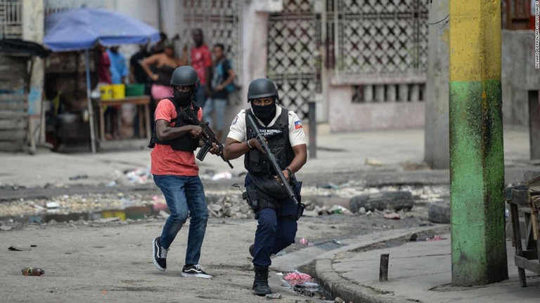 ギャング絡みの暴力事件が起きているハイチ首都ポルトープランスをパトロールする警官/Richard Pierrin/AFP/Getty Images