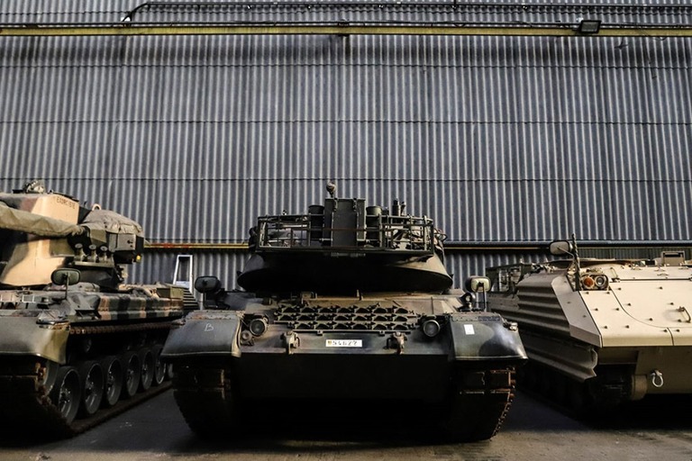ベルギーの格納庫に収められたドイツ製主力戦車「レオパルト１」/Valeria Mongelli/Bloomberg/Getty Images/FILE