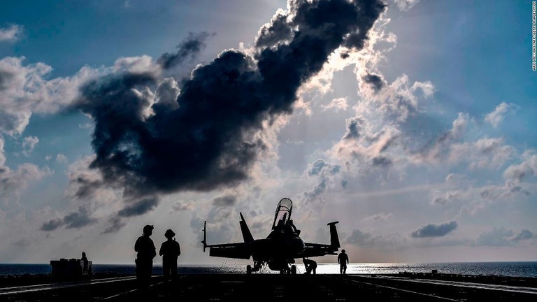 米空母「ハリー・Ｓ・トルーマン」の甲板に駐機するＦ１８戦闘機＝２０１８年５月、地中海東部/Aris Messinis/AFP/Getty Images/FILE