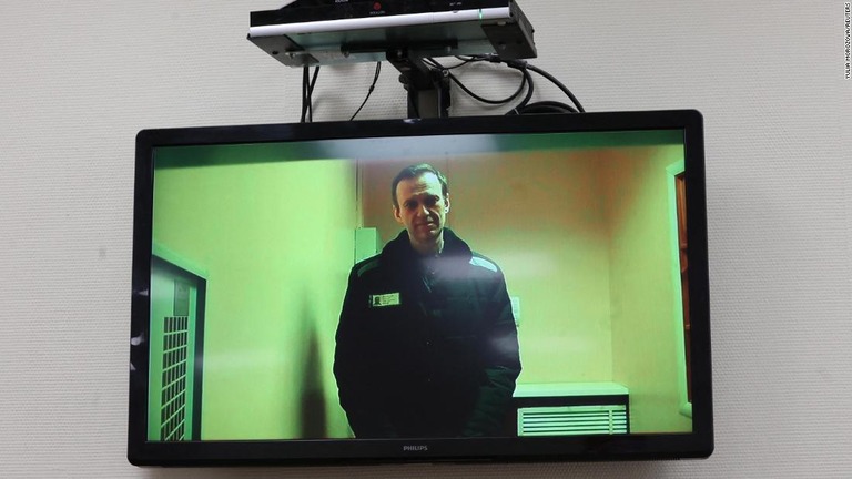 収容施設からビデオ通話を通じて出廷するアレクセイ・ナワリヌイ氏/Yulia Morozova/Reuters