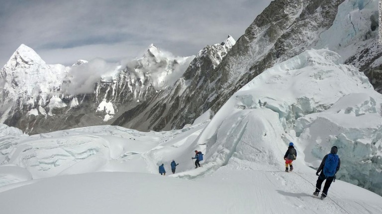 春季にネパール側からエベレストに登頂するために必要な許可証の発給が過去最多の４６３人となったことがわかった/Phunjo Lama/AFP/Getty Images
