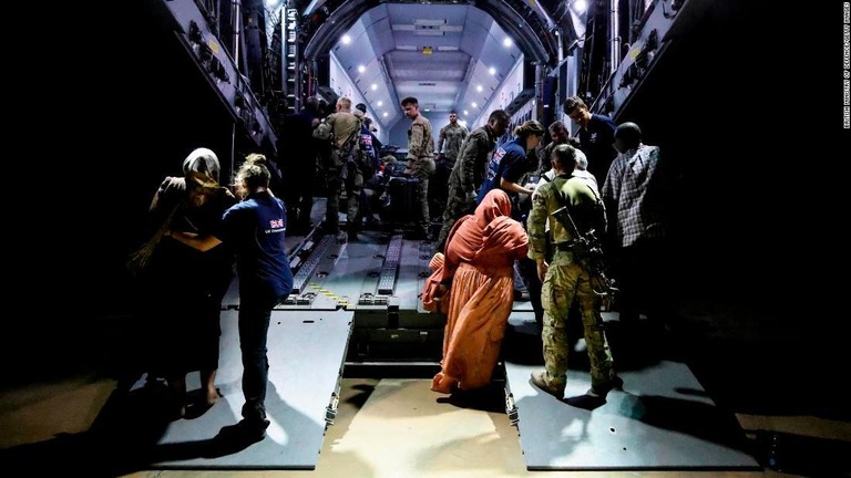 スーダンからキプロスへと退避する英空軍機に乗る英国民/British Ministry of Defence/Getty Images