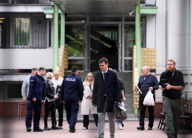 ロシア大使館付属の学校に警察や市当局者の姿＝４月２９日、ワルシャワ/Jaap Arriens/NurPhoto/Getty Images