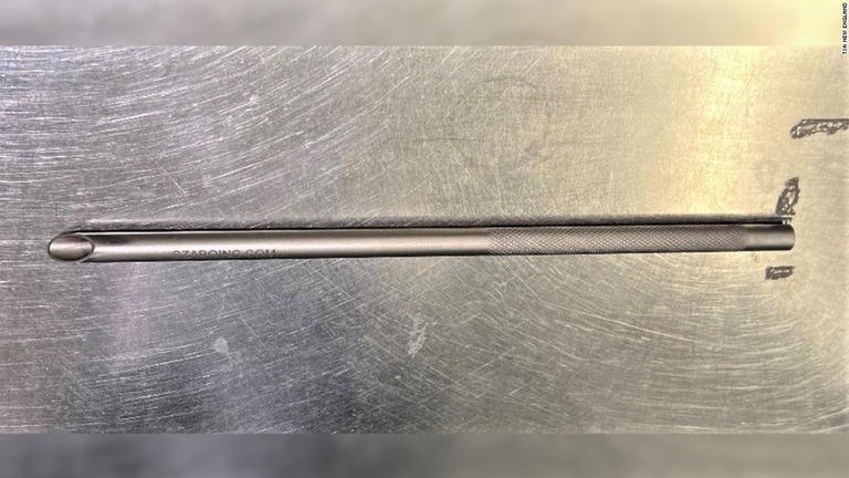 米ボストンの空港で、「吸血鬼のストロー」と呼ばれる金属製ストローが手荷物から見つかった乗客が逮捕された/TSA New England
