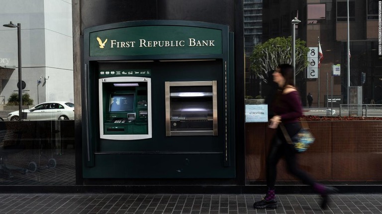 米ロサンゼルスのファーストリパブリック・バンクのＡＴＭ/Etienne Laurent/EPA-EFE/Shutterstock