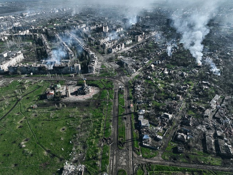 ロシア軍からの激しい砲撃が続くウクライナ東部バフムート/Libkos/AP