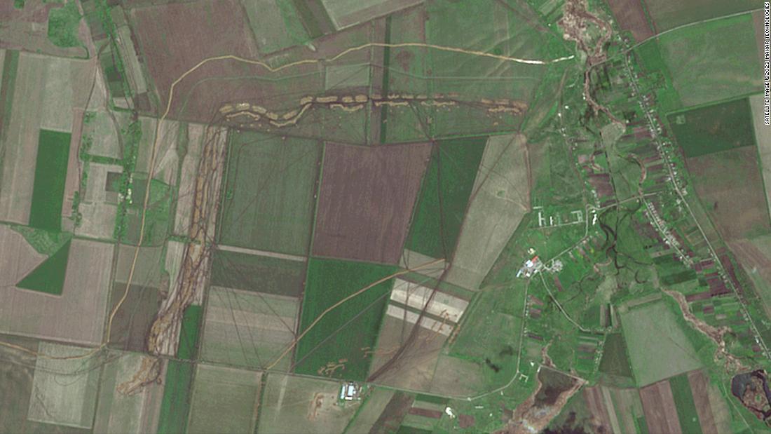 ロシアが張る防衛ラインを上空から見る。ウクライナが攻撃を成功させるには、こうした障害を迅速に乗り越える必要がある/Satellite image ©2023 Maxar Technologies
