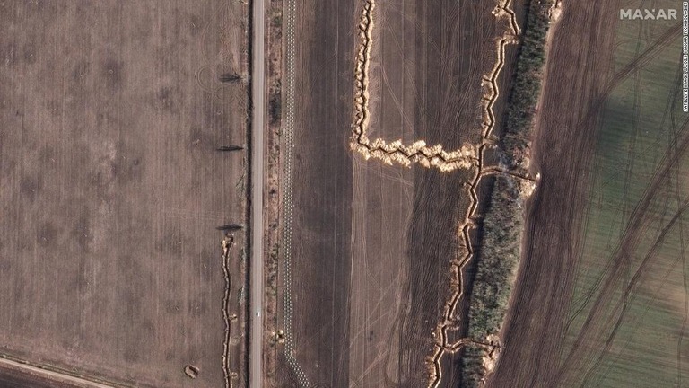 ３列に並ぶ「竜の歯」や塹壕が見える＝３月４日、ザポリージャ州バシリウカの東方/Satellite image ©2023 Maxar Technologies